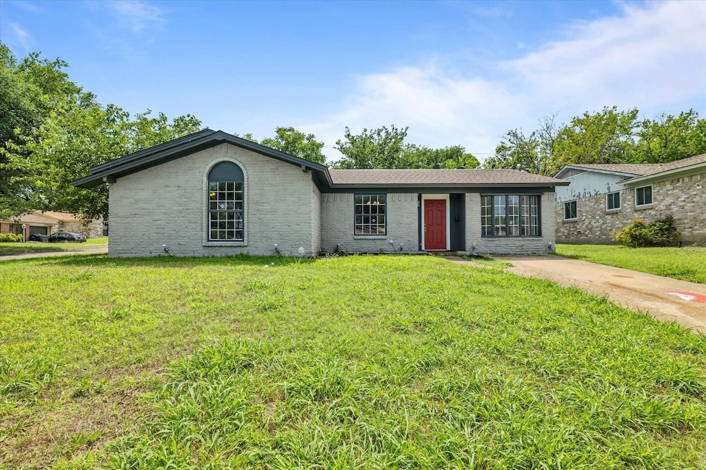 single story home with a front yard