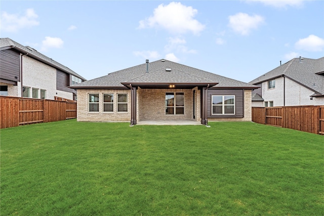 living area featuring carpet flooring, vaulted ceiling, and baseboards