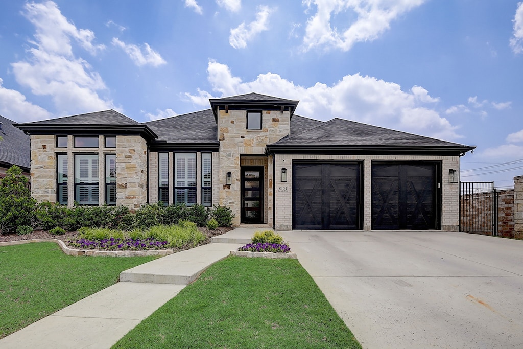 view of front facade featuring a garage and a front lawn