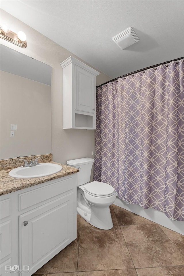 bathroom with a shower with shower curtain, a textured ceiling, vanity, and toilet