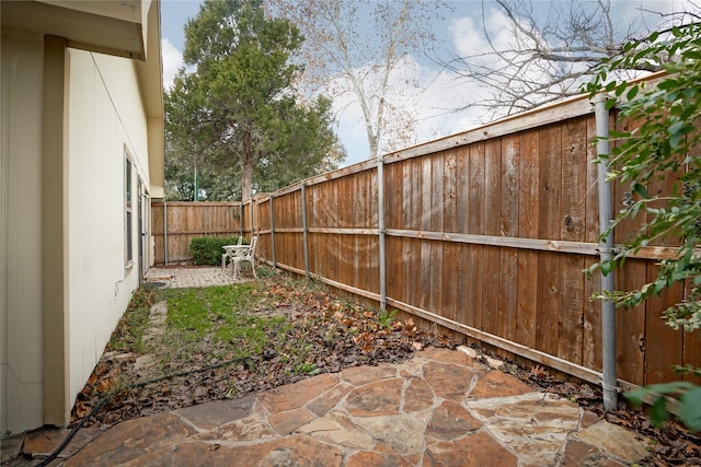 view of yard featuring a patio area