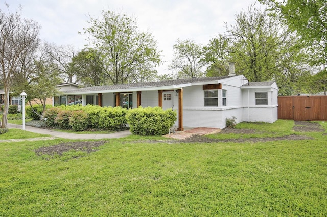 single story home featuring a front lawn