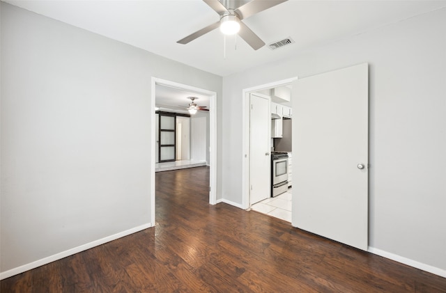 empty room with light hardwood / wood-style flooring and ceiling fan