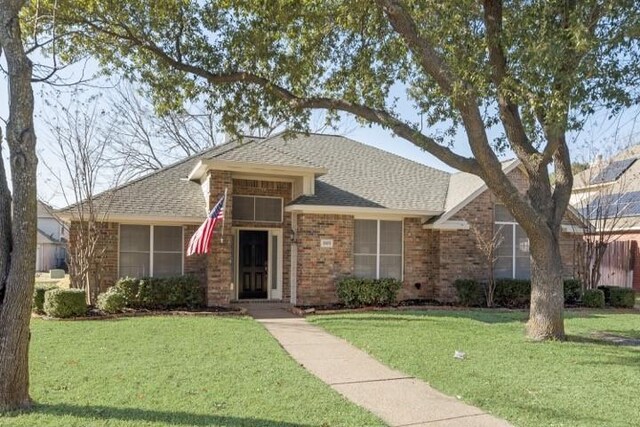 view of front of home featuring a front yard