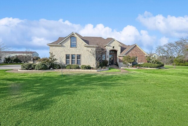 view of front facade featuring a front yard