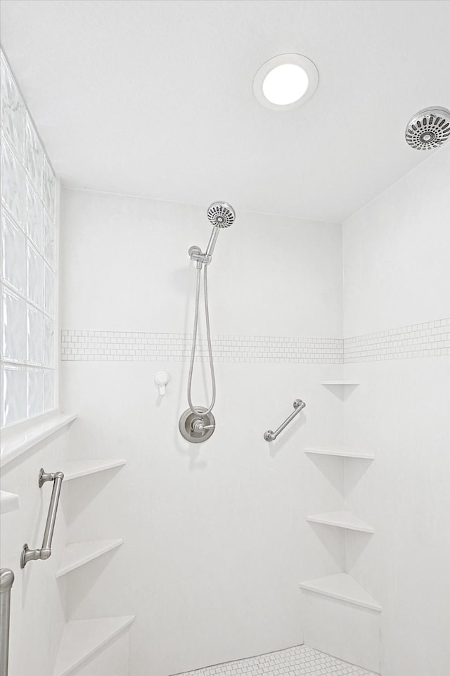 bathroom featuring tiled shower