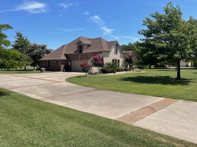 view of front of property featuring a front yard