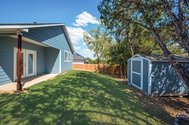 view of yard featuring a shed