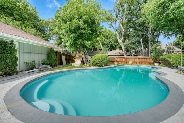 view of swimming pool