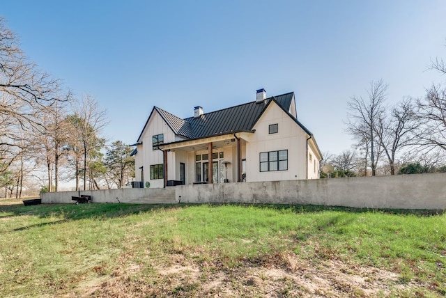 back of house featuring a yard and ceiling fan