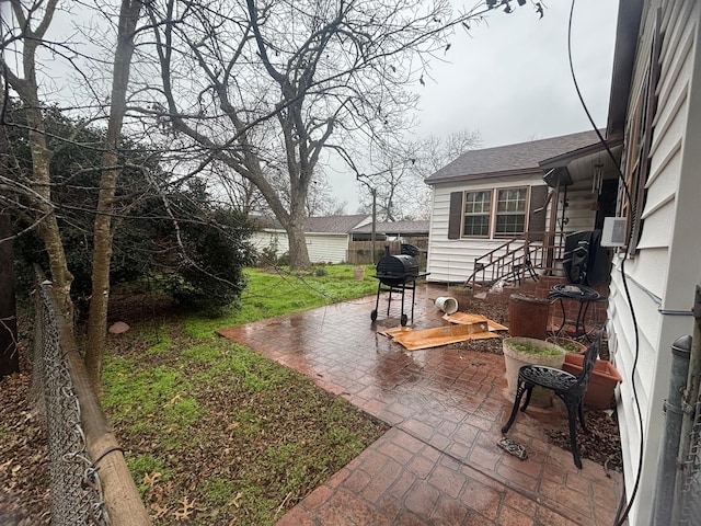 view of yard featuring a patio area