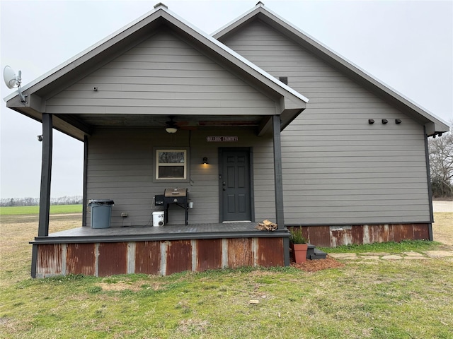 view of front of home with ceiling fan and a front lawn