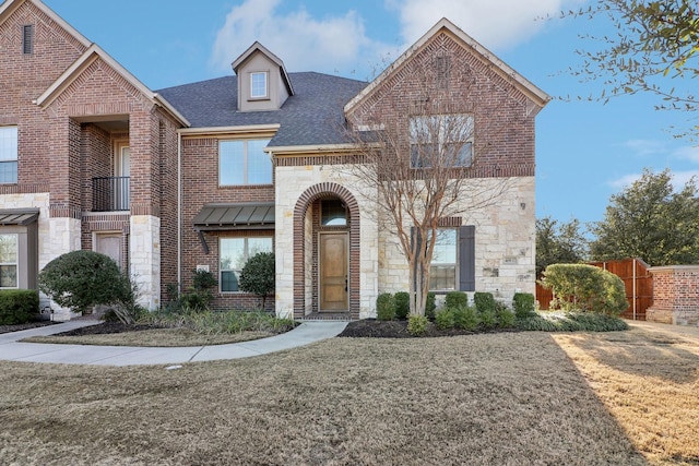 view of front of home featuring a front lawn