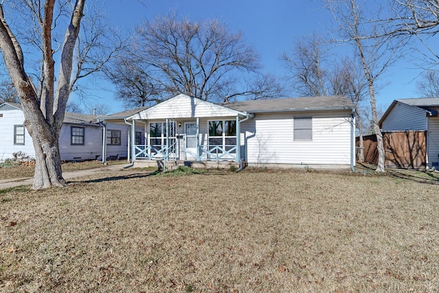 view of front facade featuring a front yard and covered porch