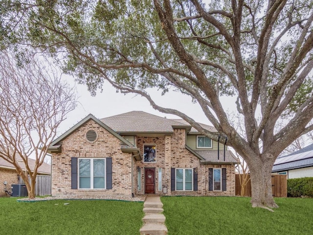 view of front facade featuring central AC and a front yard