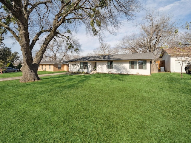 single story home featuring a front lawn