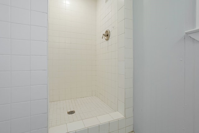 bathroom featuring tiled shower