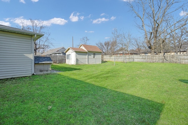 view of yard with a storage unit