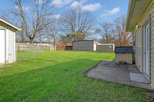 view of yard featuring an outdoor structure