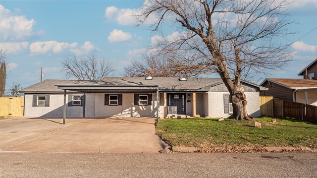 single story home with a front lawn