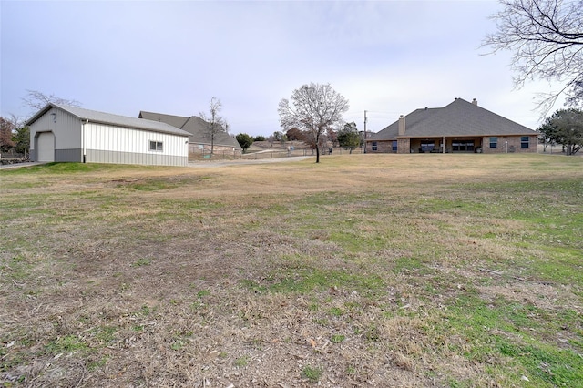 view of yard with an outbuilding