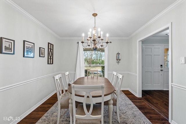 dining space with crown molding, dark wood-type flooring, and a notable chandelier