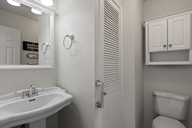 bathroom featuring toilet and sink