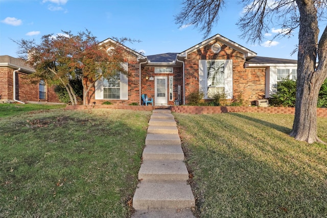 view of front of property featuring a front lawn