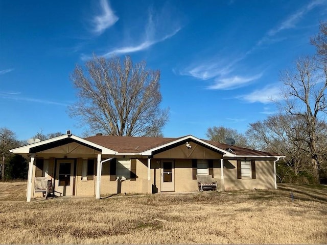 view of front of home with a front lawn