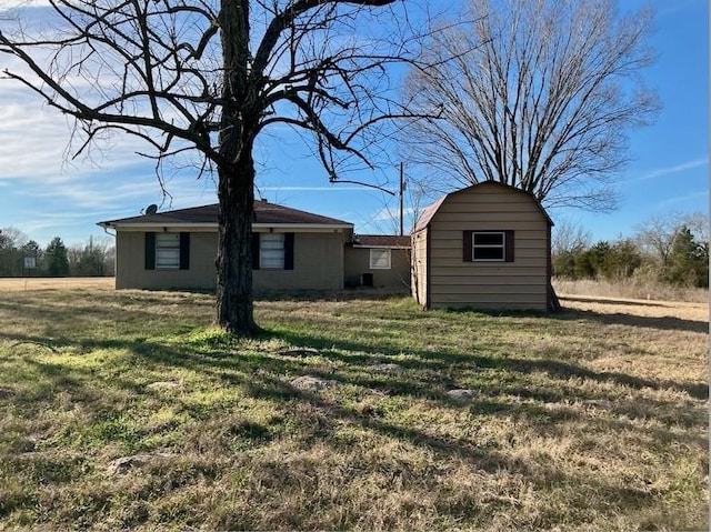 view of yard featuring a shed