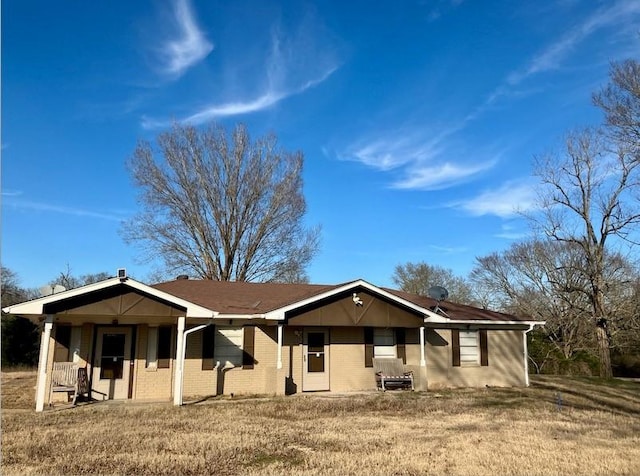 ranch-style home featuring a front yard