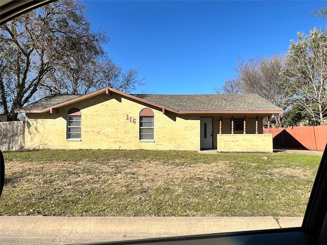 view of front of home featuring a front yard