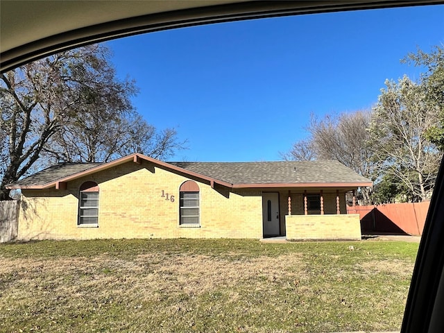 view of front facade featuring a front yard