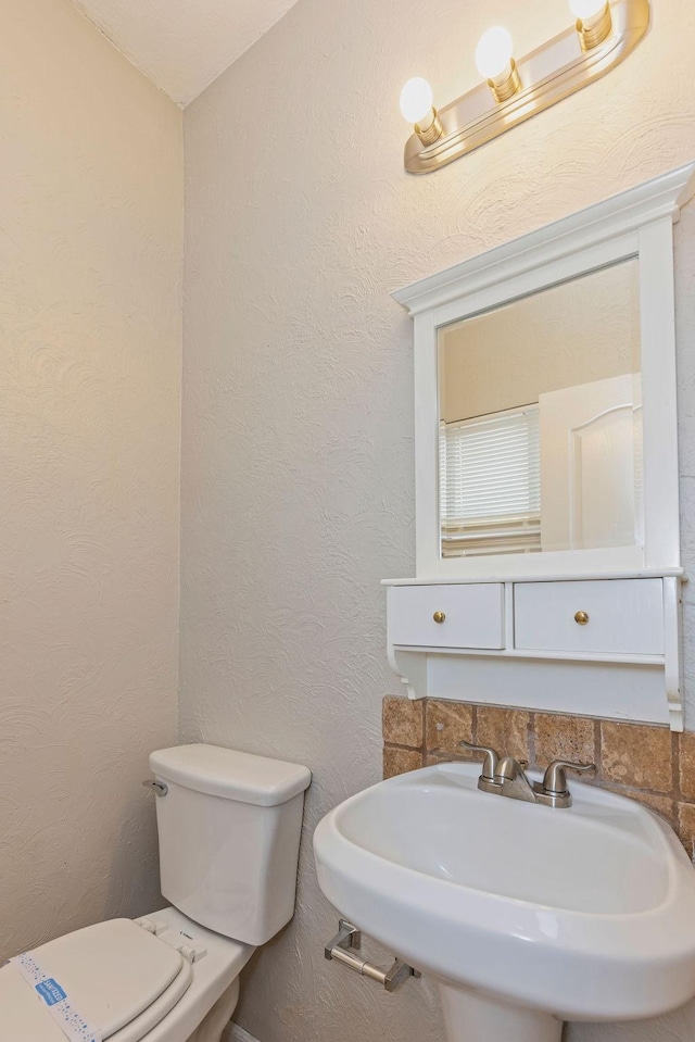 5400 Belle Chasse Ln, Frisco, TX 75035 - bathroom featuring a sink and toilet