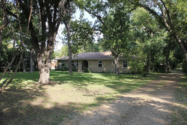 view of front of house featuring a front lawn