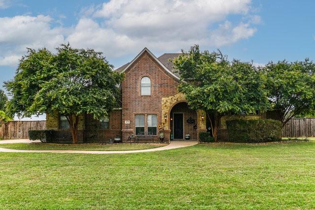 view of front of home featuring a front lawn