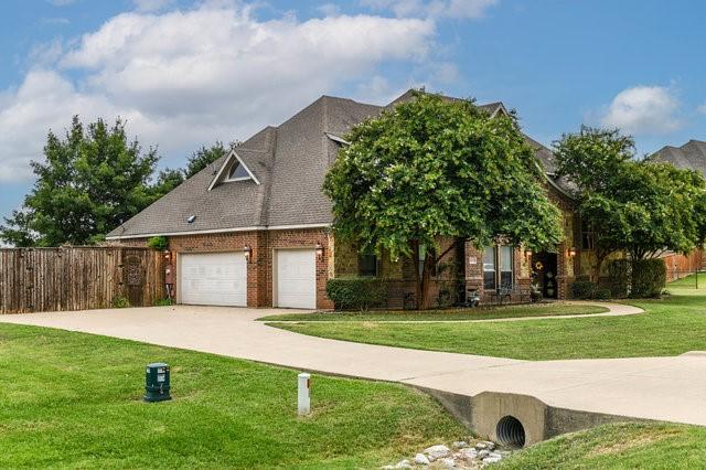 view of front of home featuring a front lawn