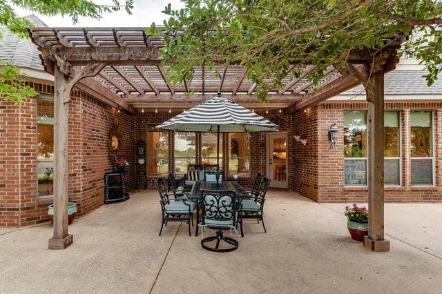 view of patio featuring a pergola