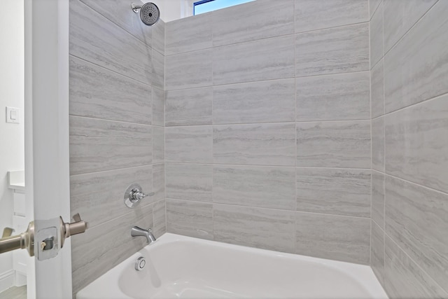 bathroom with tiled shower / bath combo