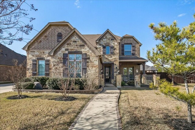 view of front of house featuring a front lawn