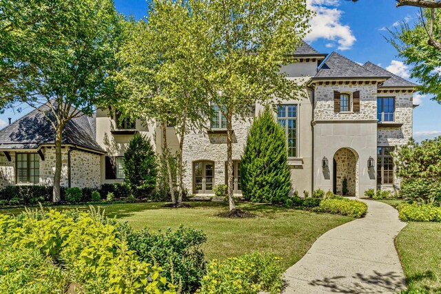 view of front of property with a front lawn