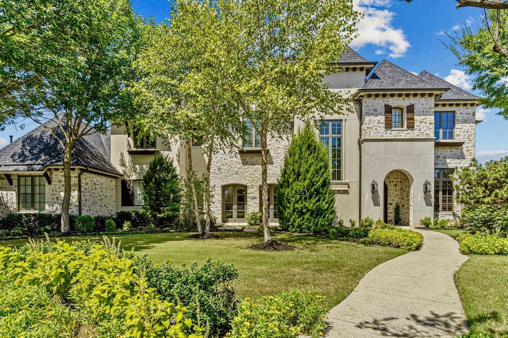 view of front of house featuring a front lawn