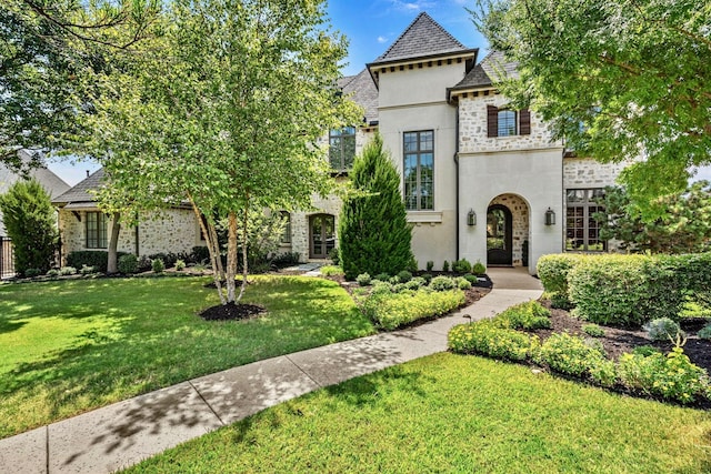 view of front of property featuring a front yard