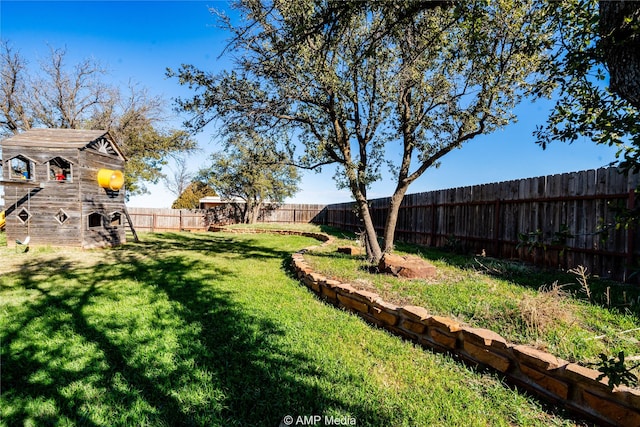 view of yard with an outbuilding