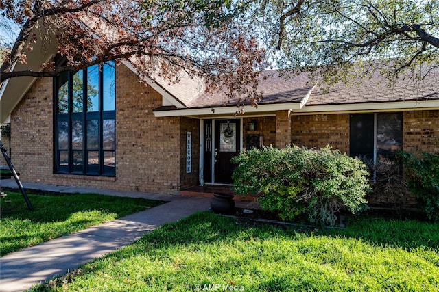 view of front of property featuring a front yard