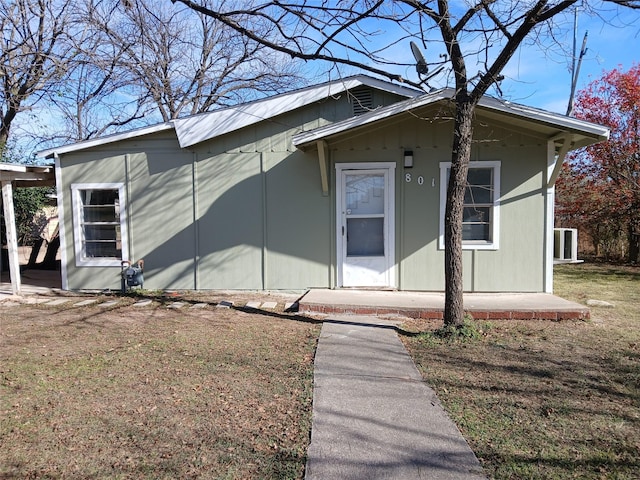 view of front of house with a front lawn