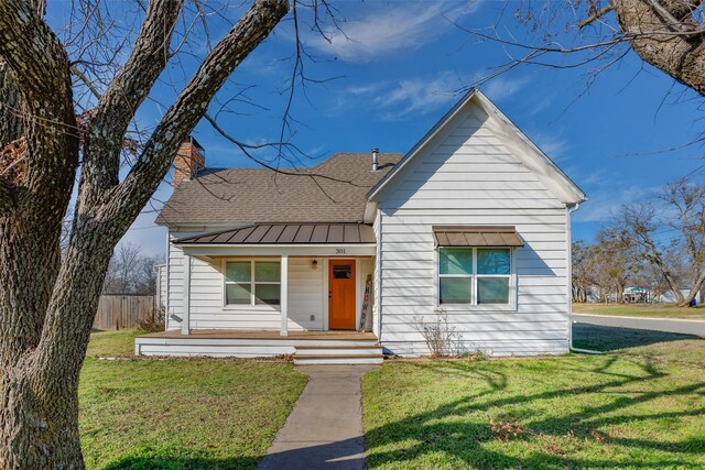 view of front facade with covered porch and a front lawn