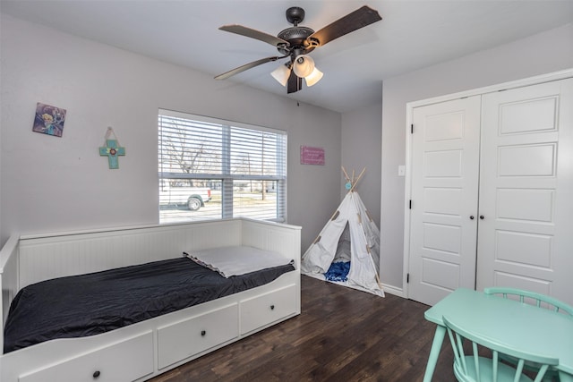 bedroom featuring dark hardwood / wood-style floors, ceiling fan, and a closet