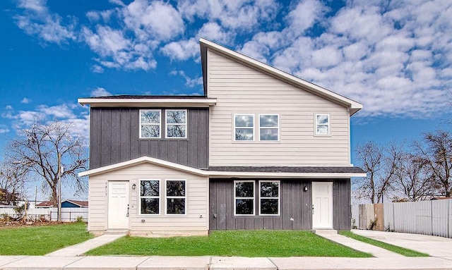 view of front facade featuring a front yard