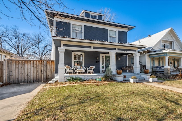 view of front of property featuring a front lawn and covered porch